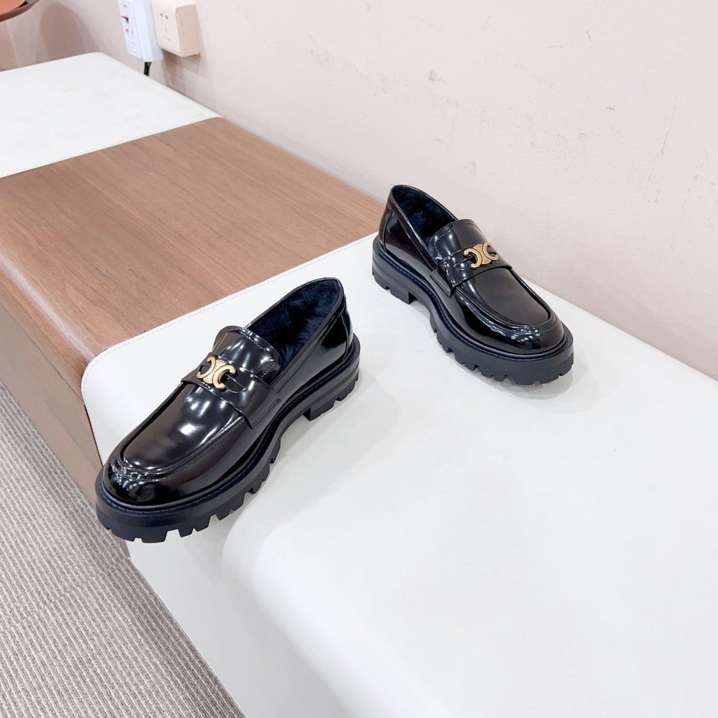 MARGARET LOAFER WITH TRIOMPHE CHAIN IN POLISHED BULL BLACK