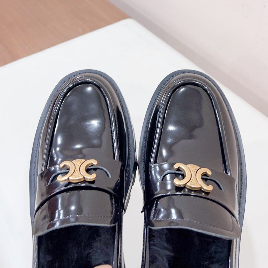 MARGARET LOAFER WITH TRIOMPHE CHAIN IN POLISHED BULL BLACK