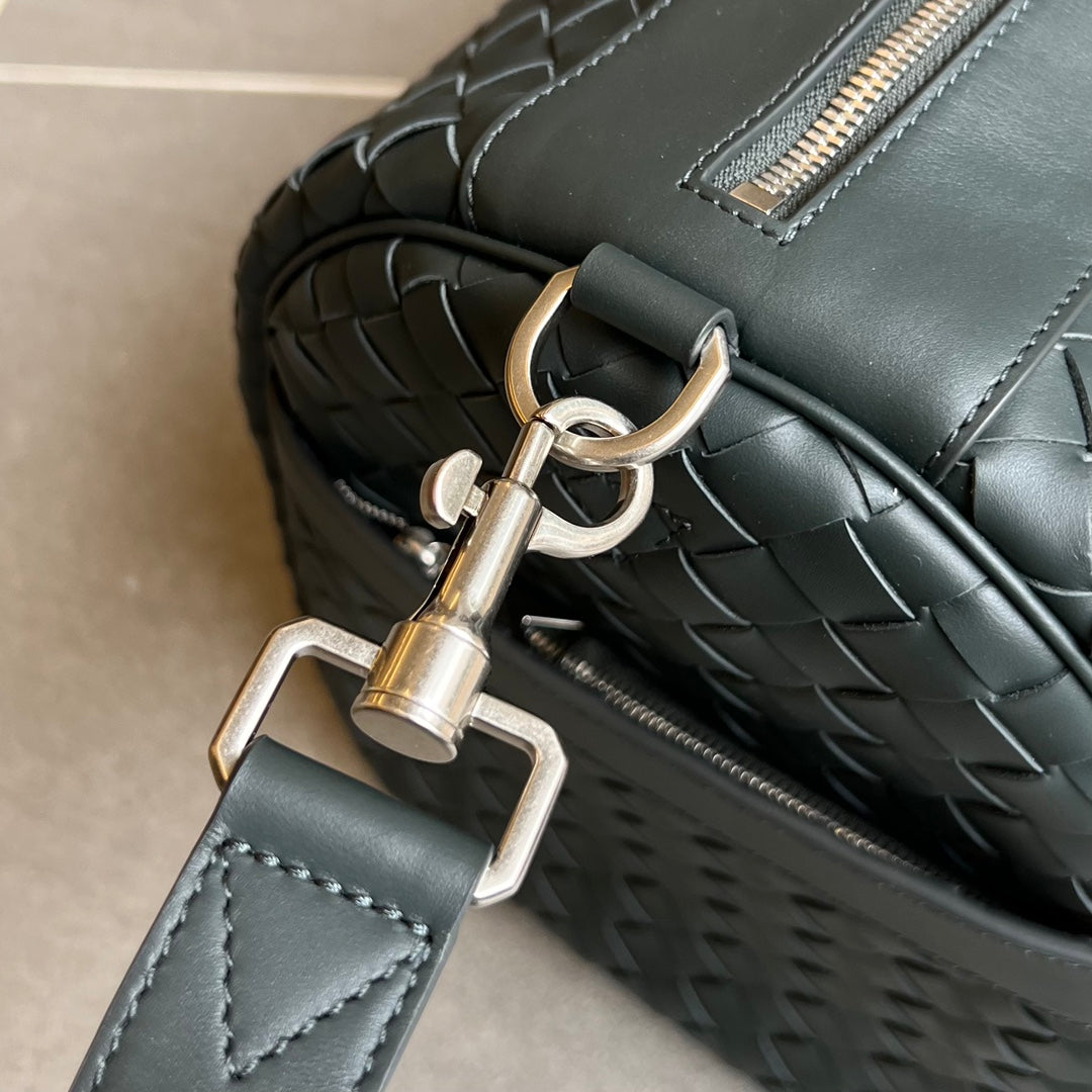 INTRECCIATO 62 CABIN DUFFLE IN BLACK FOREST CALFSKIN