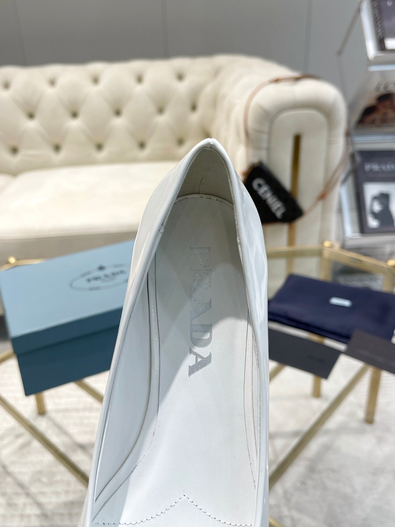 BALLET FLATS ATTACHED CREATIVE FLOWERS IN WHITE PATENT CALFSKIN
