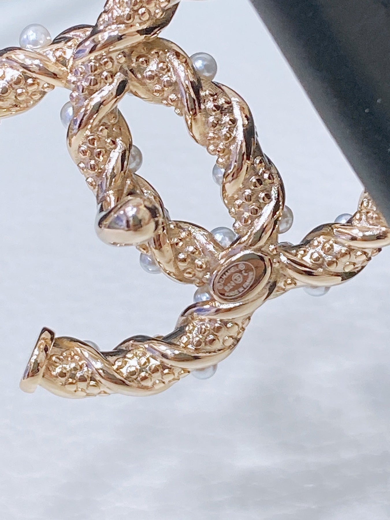 CC BELT 20MM IN WHITE EMBROIDERED CALFSKIN GOLD HARDWARE ATTACH PEARL