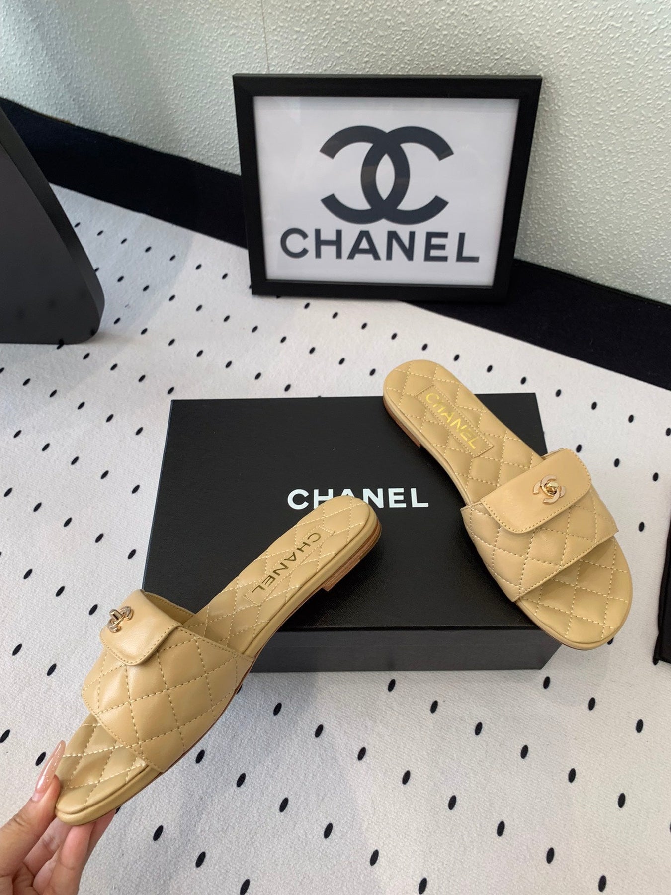 CC SLIPPERS IN YELLOW CREAM CALFSKIN