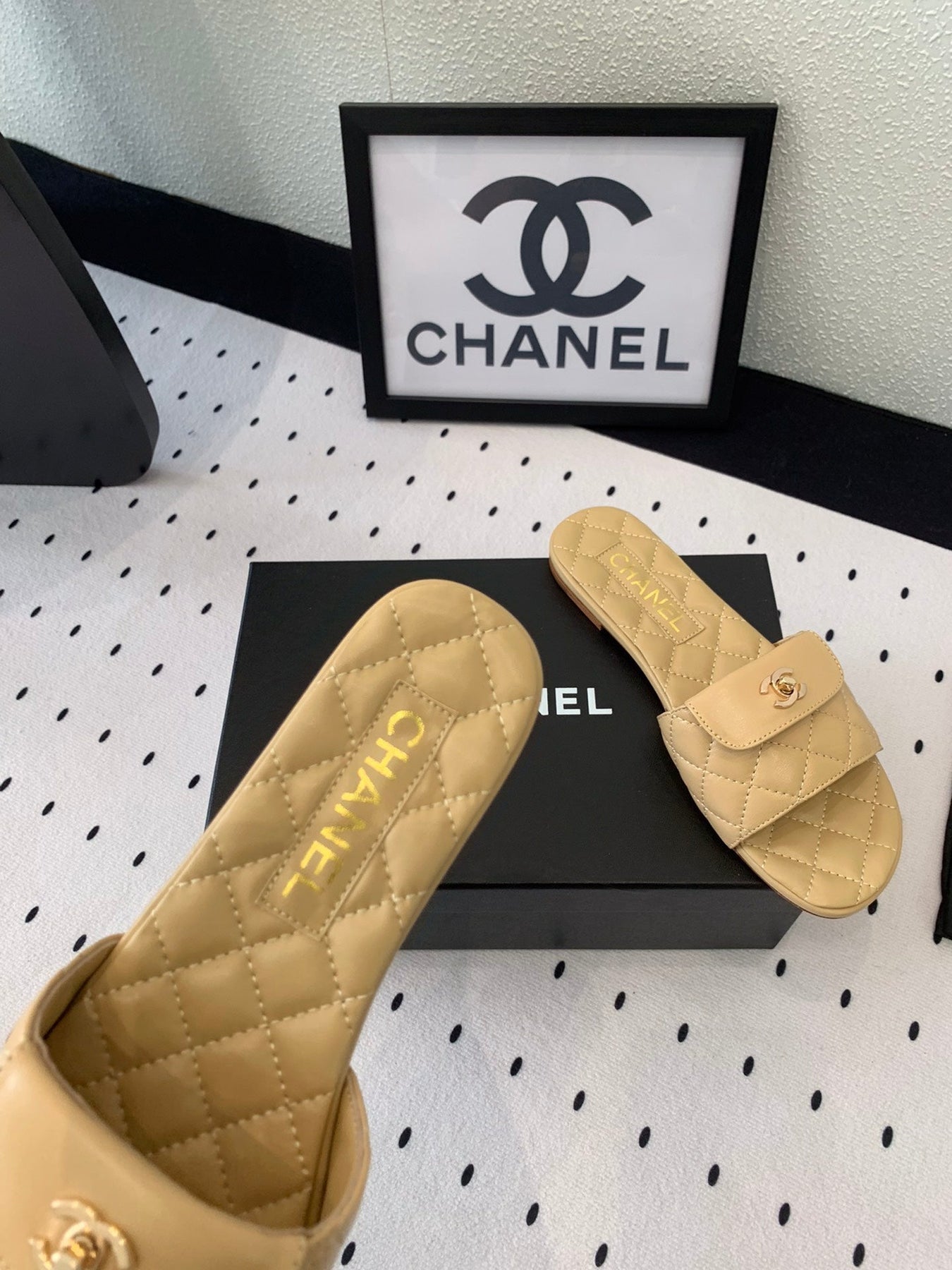 CC SLIPPERS IN YELLOW CREAM CALFSKIN