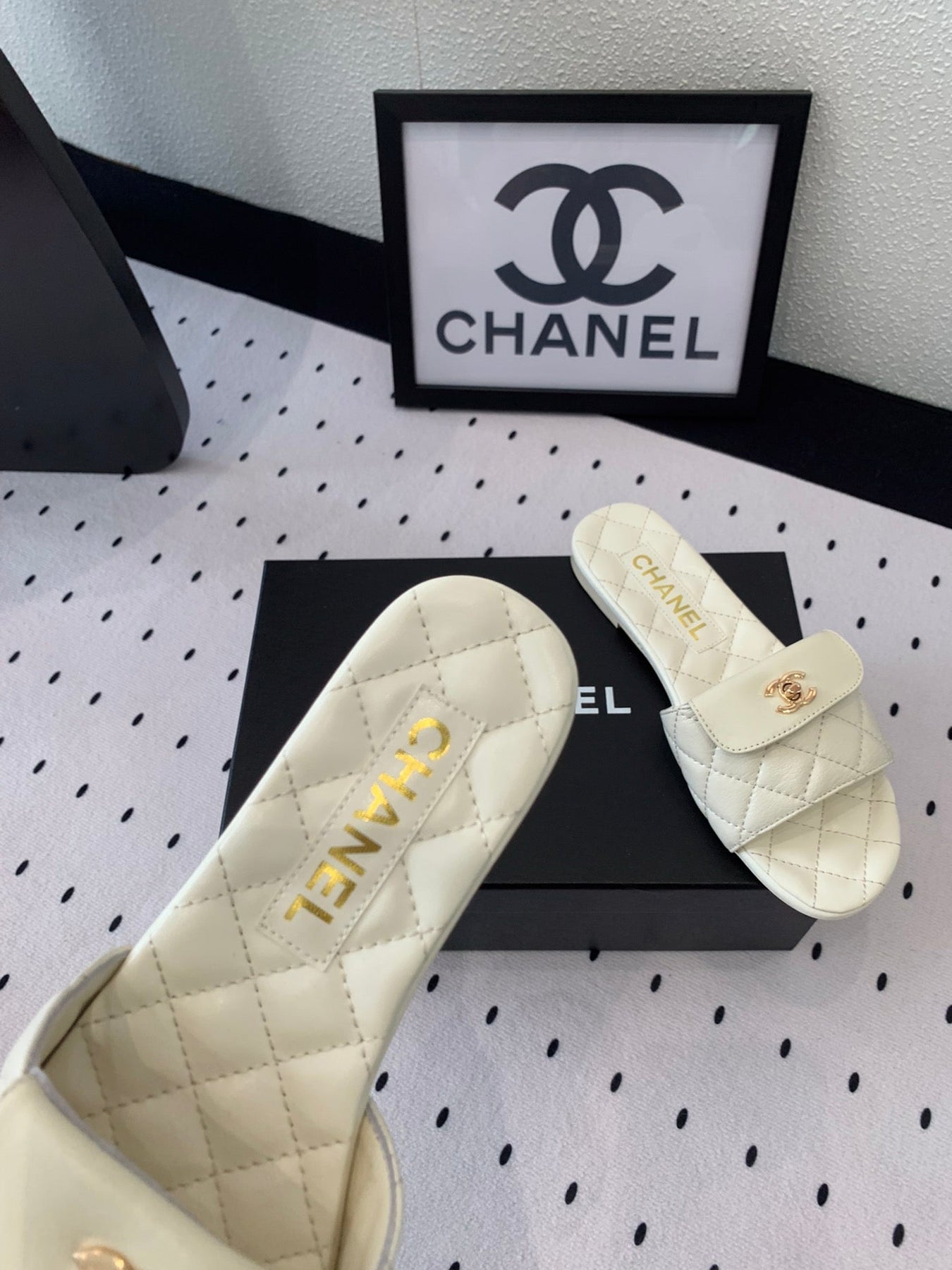 CC SLIPPERS IN WHITE CALFSKIN