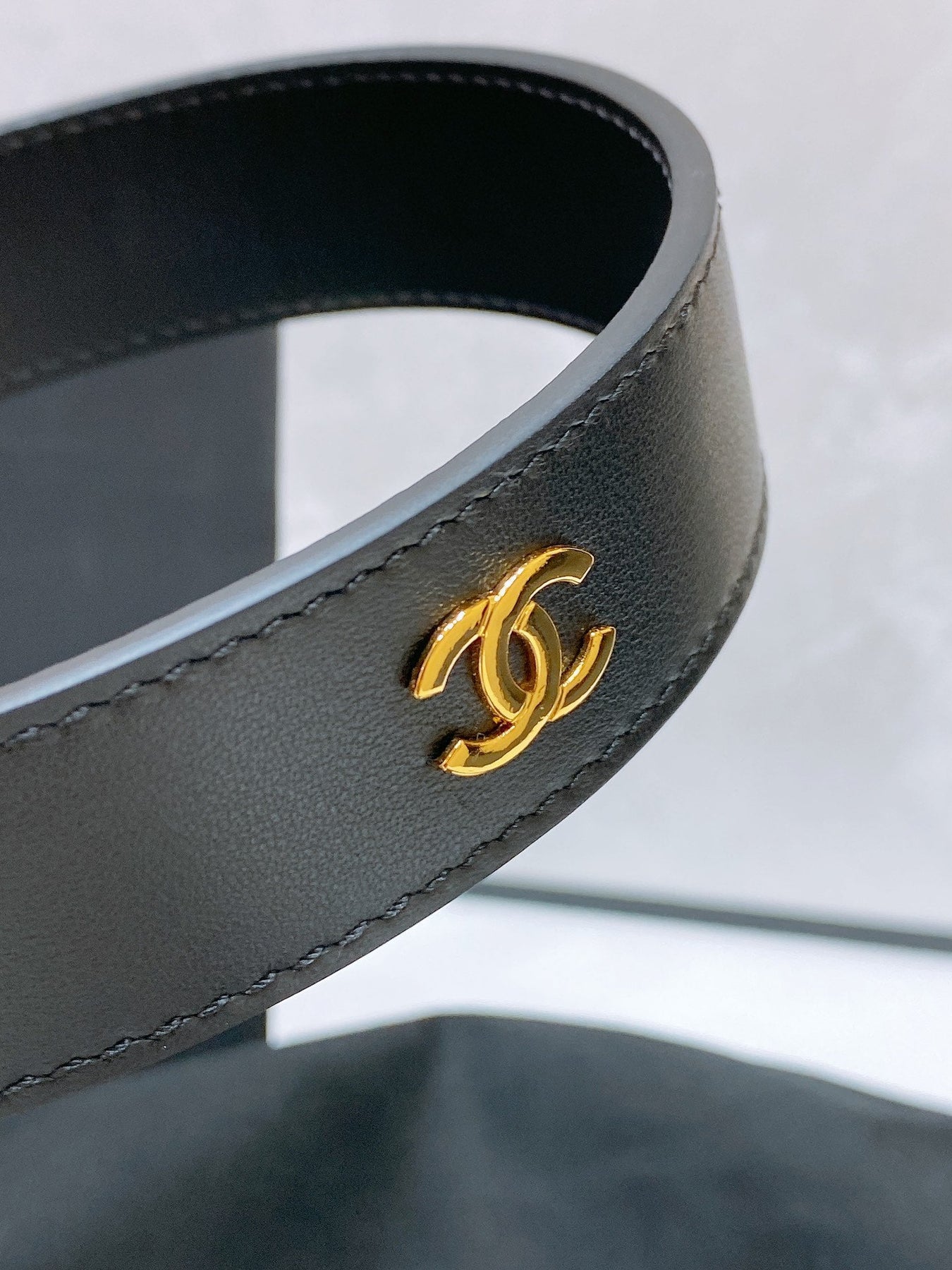 CC 30MM BELT IN BLACK SMOOTH CALFSKIN WHITE MIX BLACK METAL LOGO GOLD HARDWARE