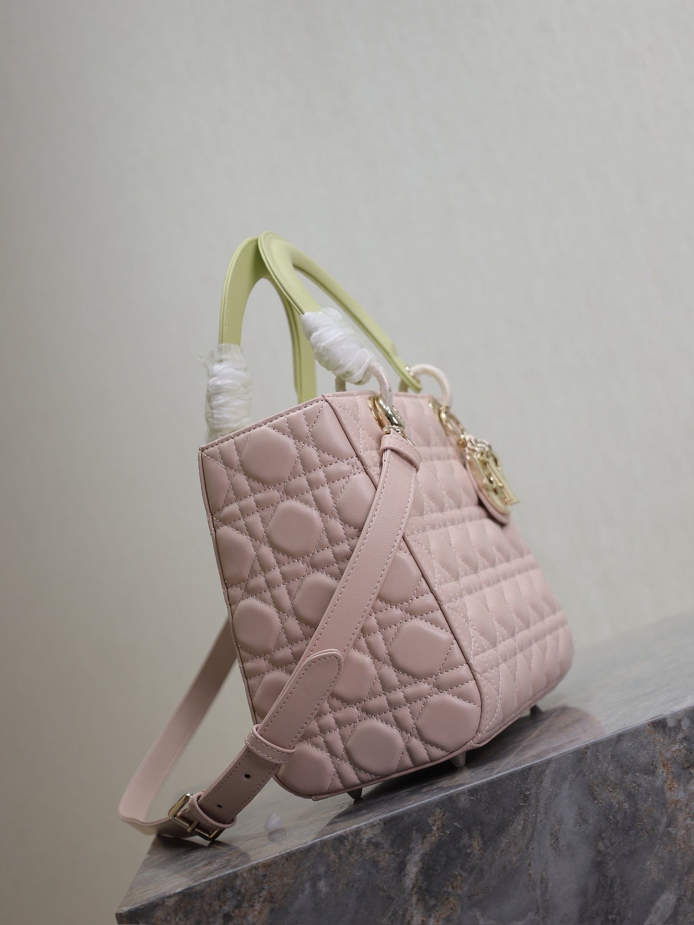 LADY BAG 24 IN BABY PINK QUILTED MACROCANNAGE CALFSKIN SWAMP YELLOW STRAP