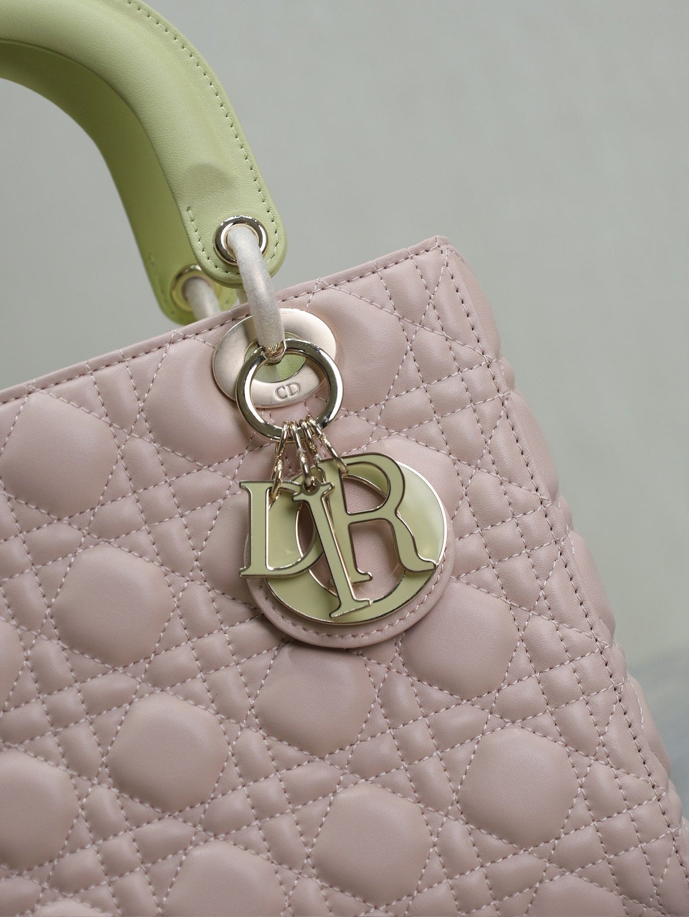 LADY BAG 24 IN BABY PINK QUILTED MACROCANNAGE CALFSKIN SWAMP YELLOW STRAP