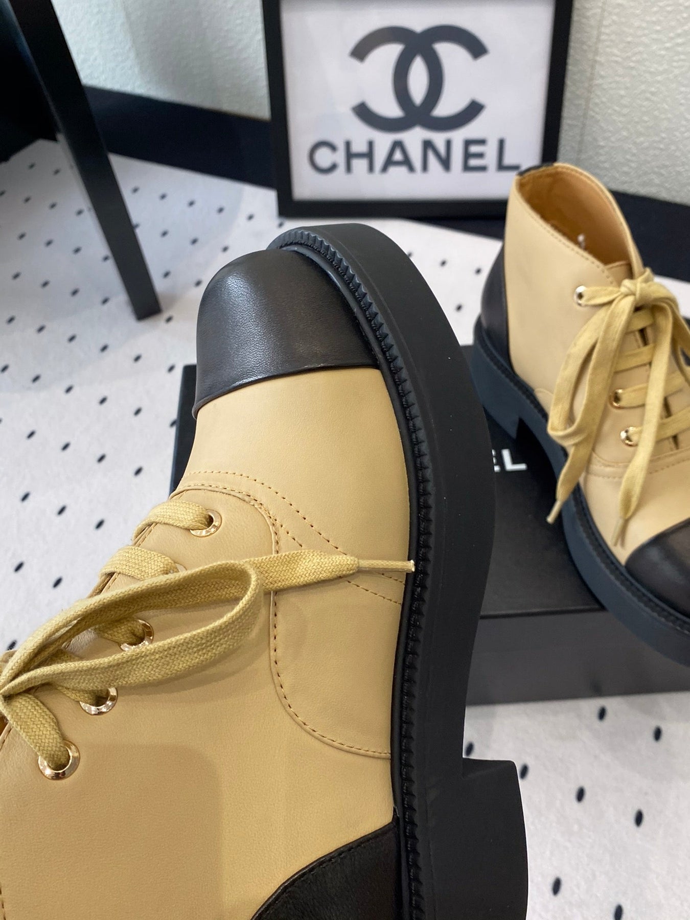 LOW-CUT BOOTS IN SAND YELLOW MIX BLACK CALFSKIN