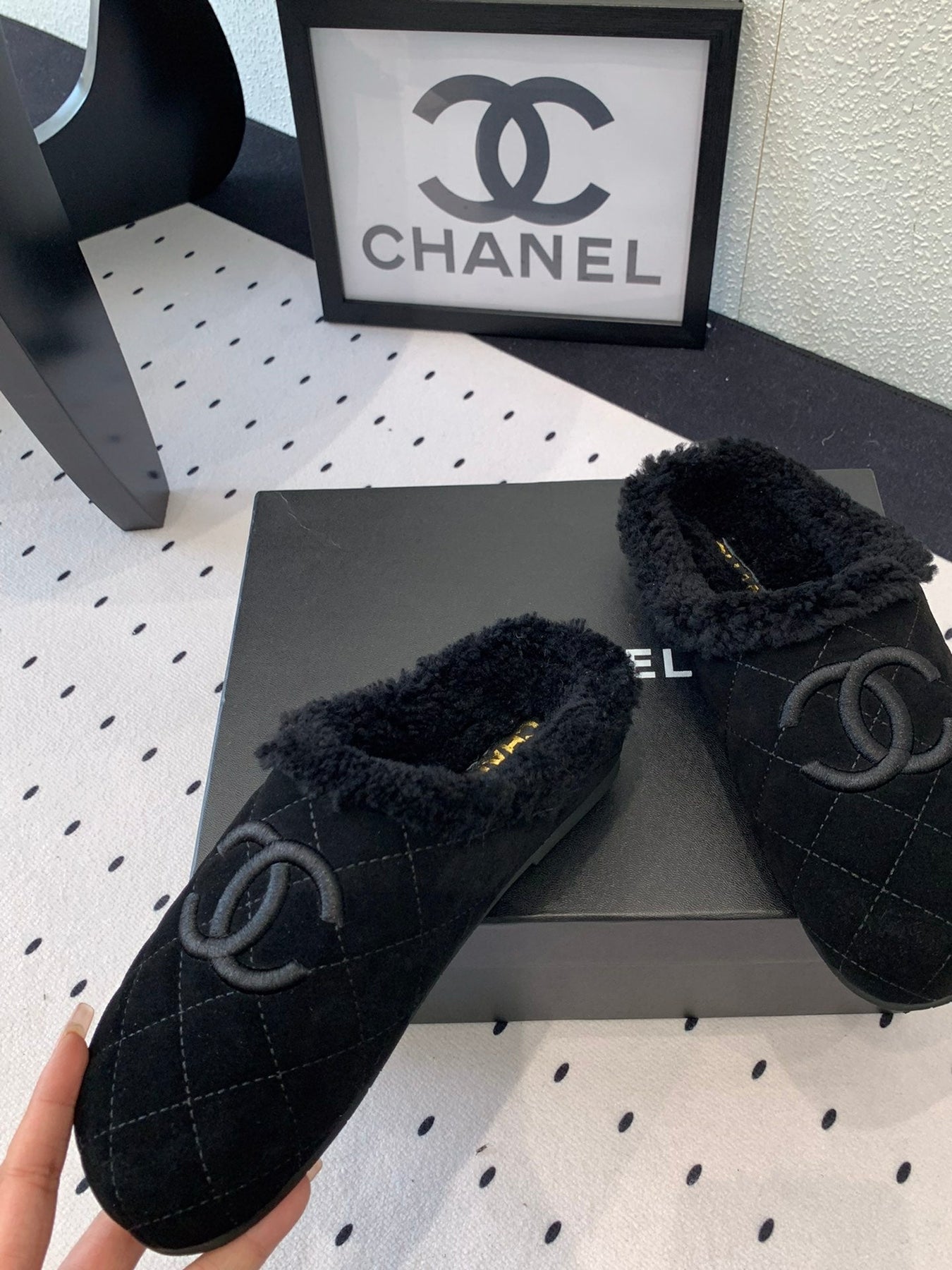 FLAT MULE IN BLACK SUEDE AND LAMB FUR LINING