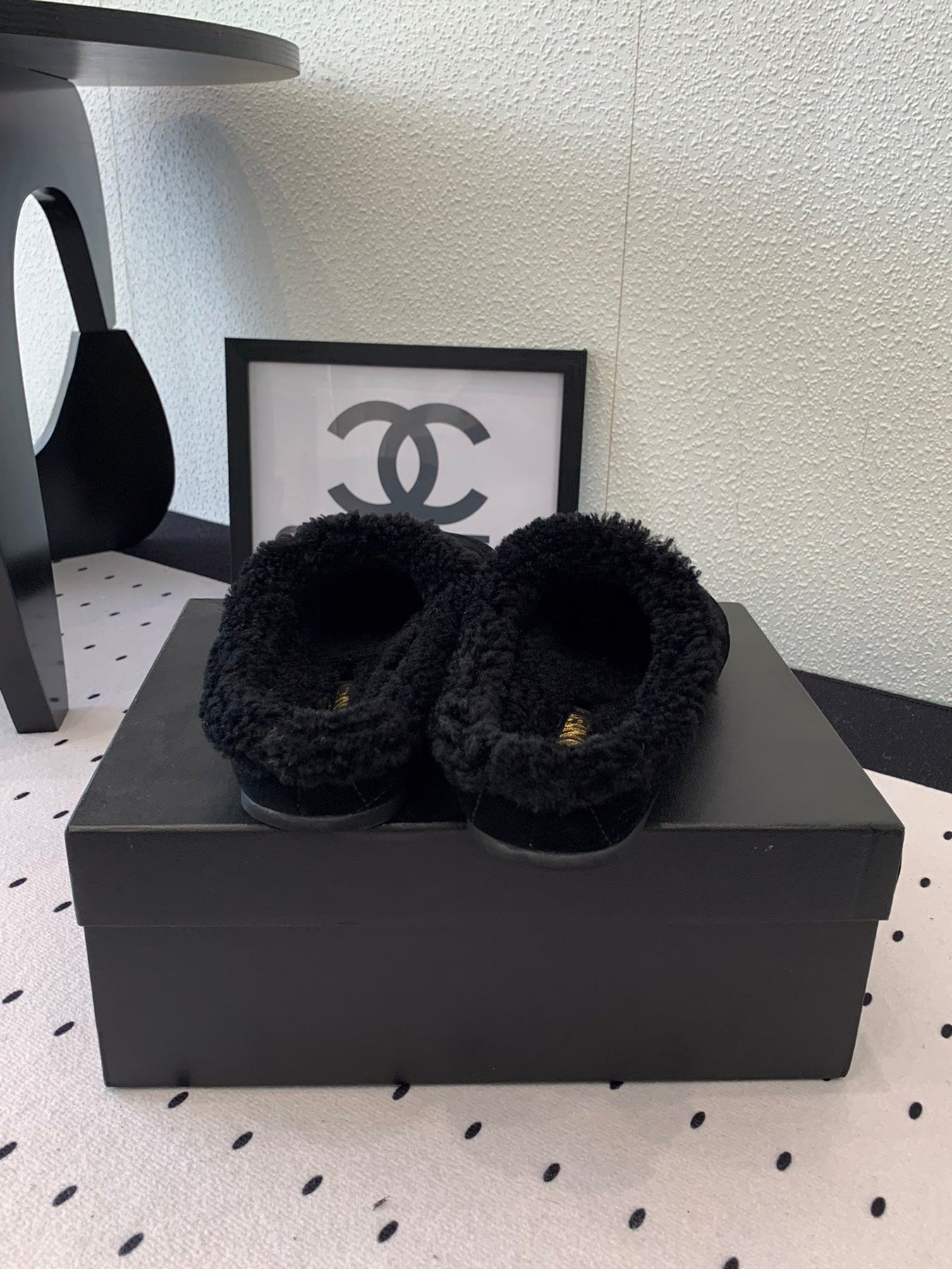 FLAT MULE IN BLACK SUEDE AND LAMB FUR LINING