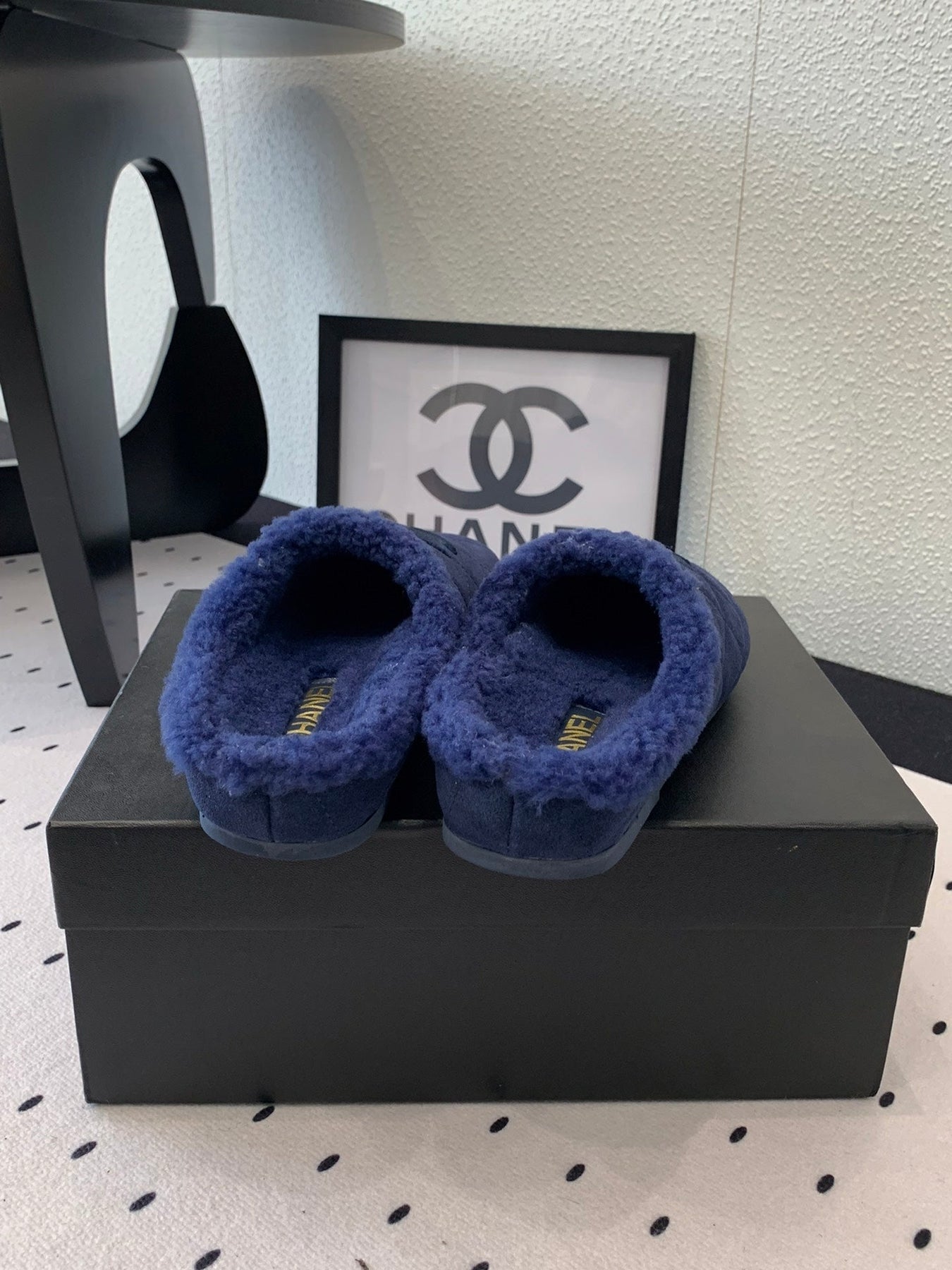 FLAT MULE IN NAVY BLUE SUEDE AND LAMB FUR LINING