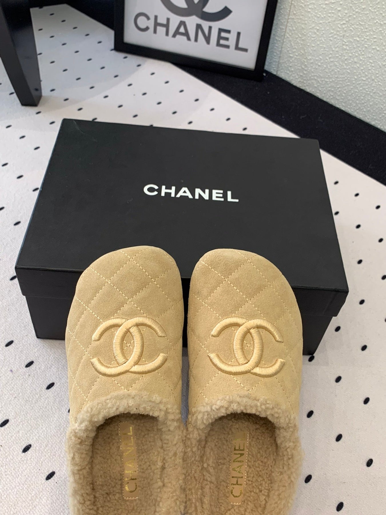 FLAT MULE IN TORTILLA BROWN SUEDE AND LAMB FUR LINING