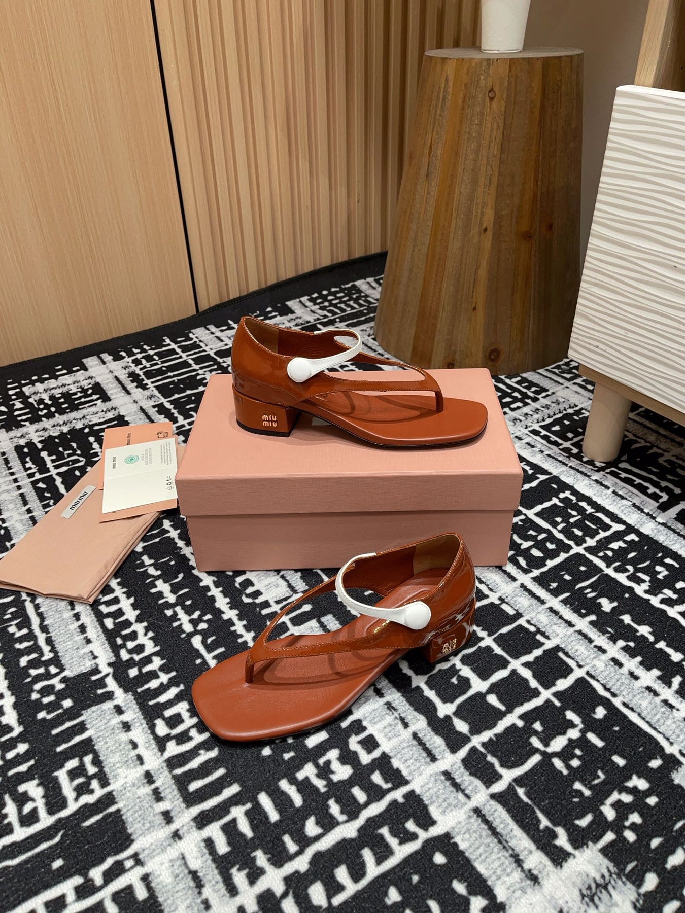 HIGH THONG SANDALS WITH WHITE STRAP IN RED BROWN GLOSSY LAMBSKIN