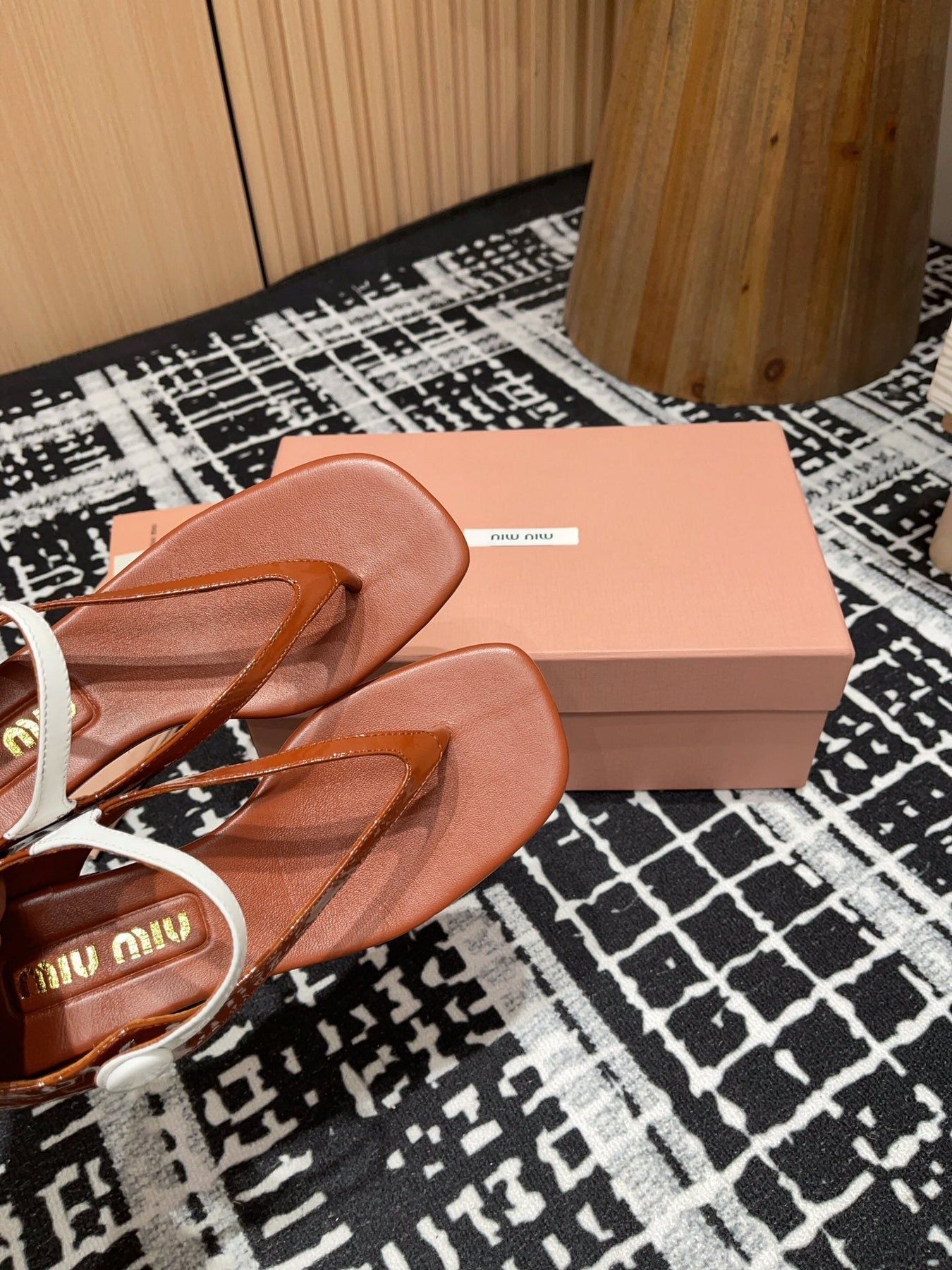HIGH THONG SANDALS WITH WHITE STRAP IN RED BROWN GLOSSY LAMBSKIN