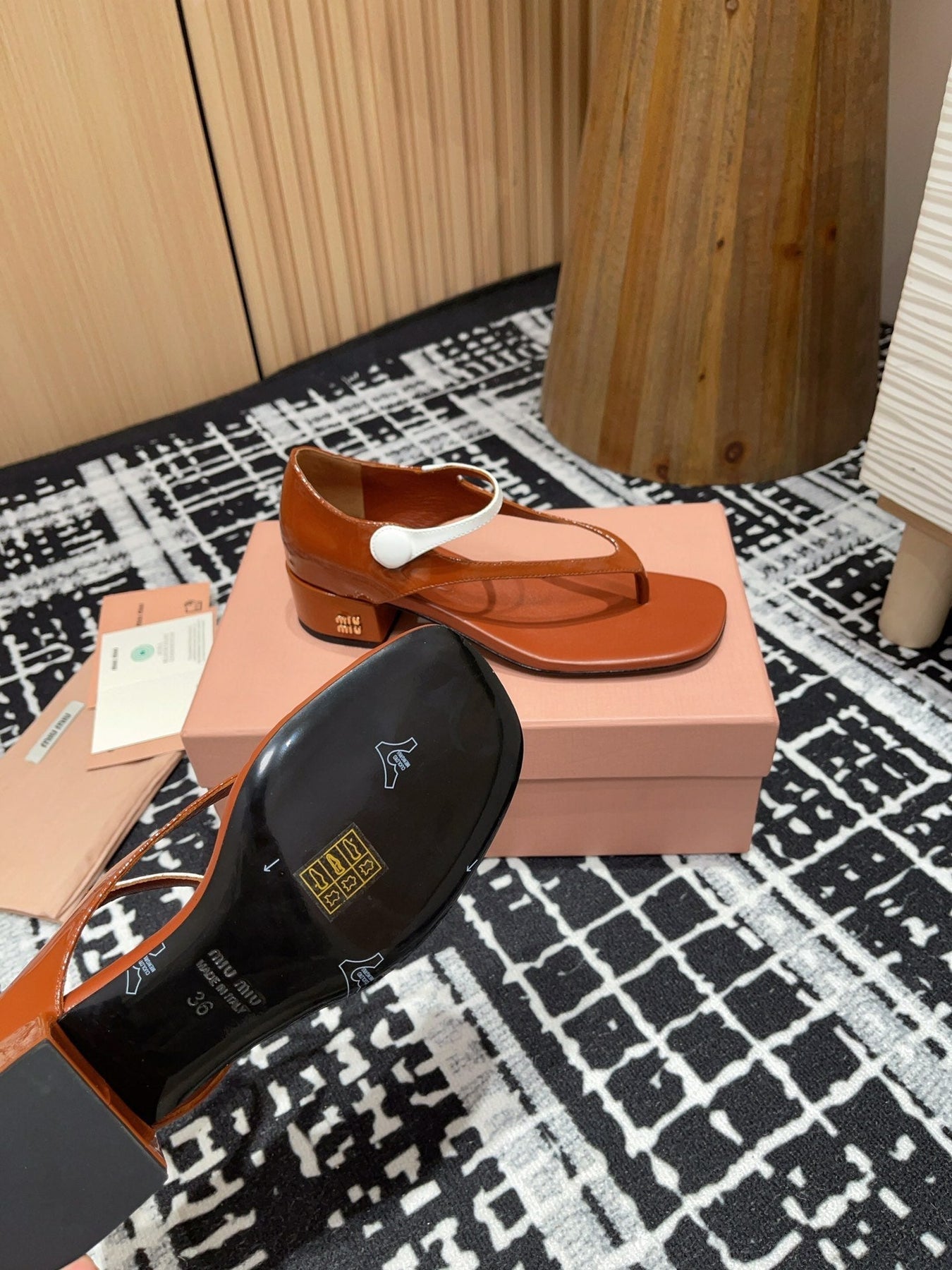 HIGH THONG SANDALS WITH WHITE STRAP IN RED BROWN GLOSSY LAMBSKIN