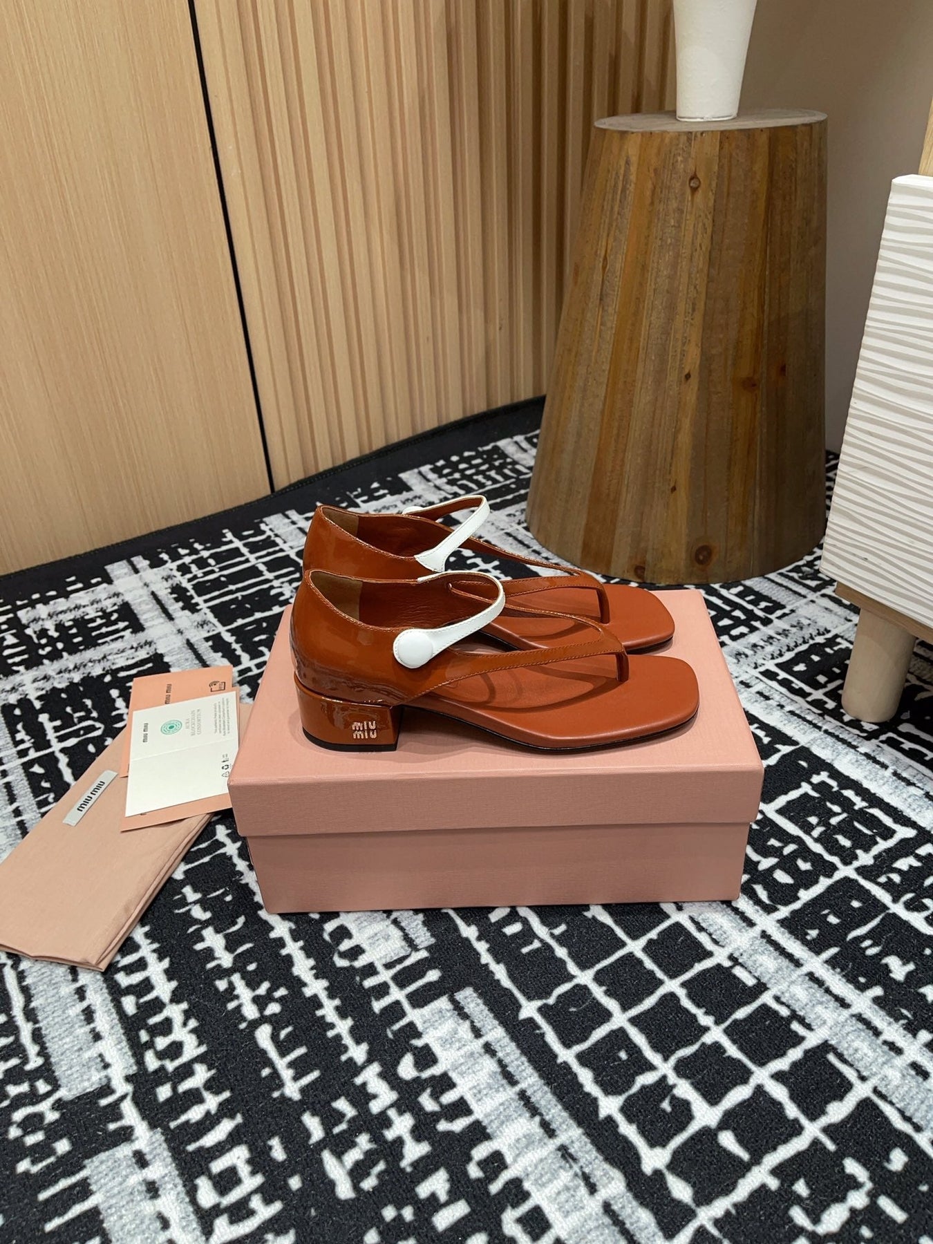HIGH THONG SANDALS WITH WHITE STRAP IN RED BROWN GLOSSY LAMBSKIN