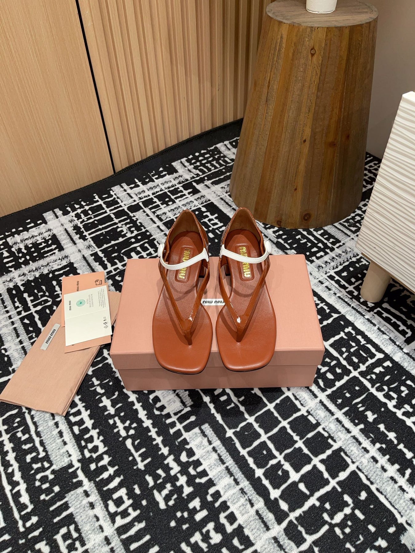 HIGH THONG SANDALS WITH WHITE STRAP IN RED BROWN GLOSSY LAMBSKIN