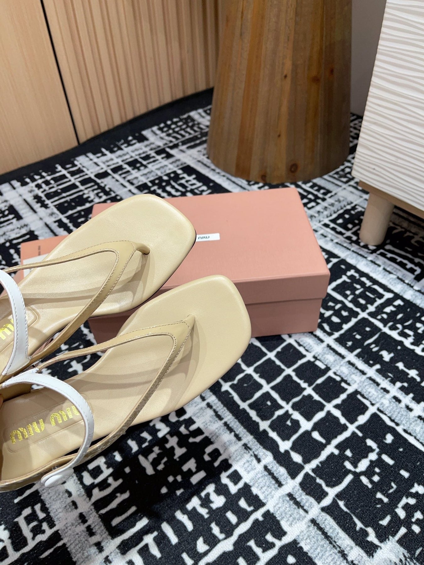 HIGH THONG SANDALS WITH WHITE STRAP IN BEIGE GLOSSY LAMBSKIN