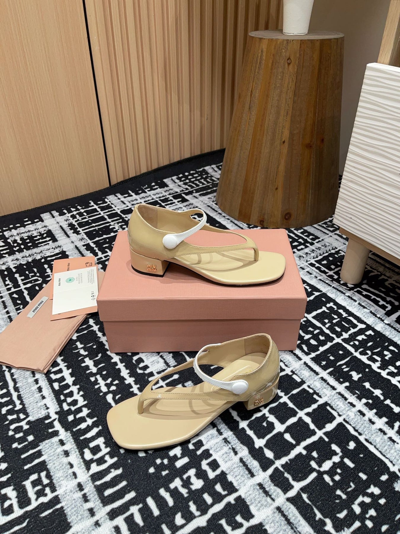 HIGH THONG SANDALS WITH WHITE STRAP IN BEIGE GLOSSY LAMBSKIN
