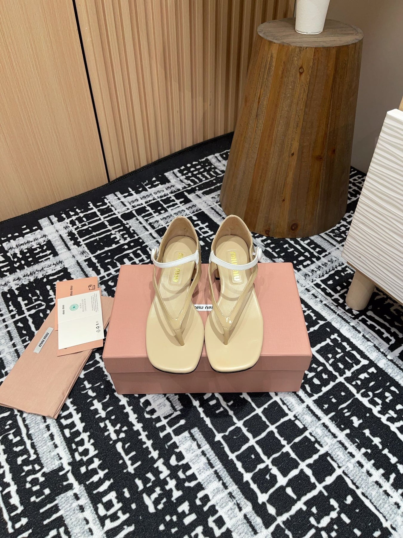 HIGH THONG SANDALS WITH WHITE STRAP IN BEIGE GLOSSY LAMBSKIN