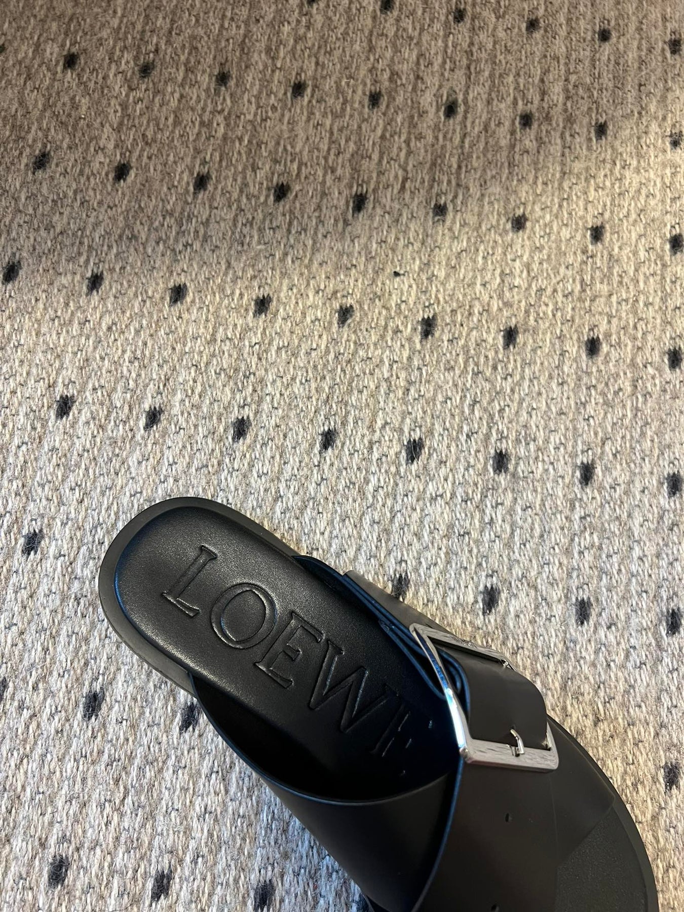 PETAL BELT FLAT SANDAL IN BLACK CALFSKIN