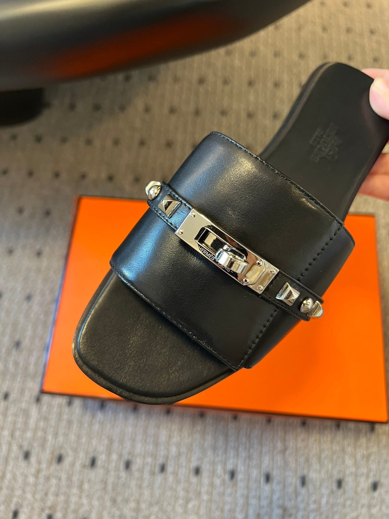 GIULIA FLAT SANDAL IN BLACK CALFSKIN