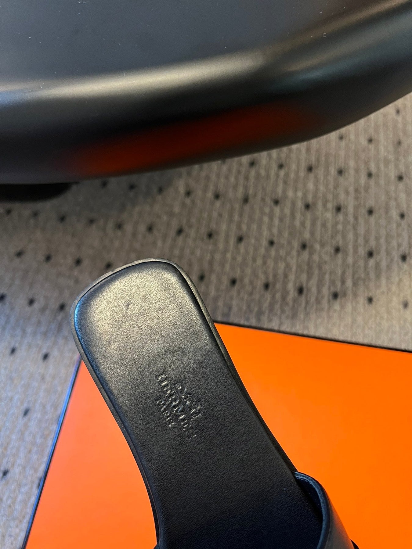 GIULIA FLAT SANDAL IN BLACK CALFSKIN