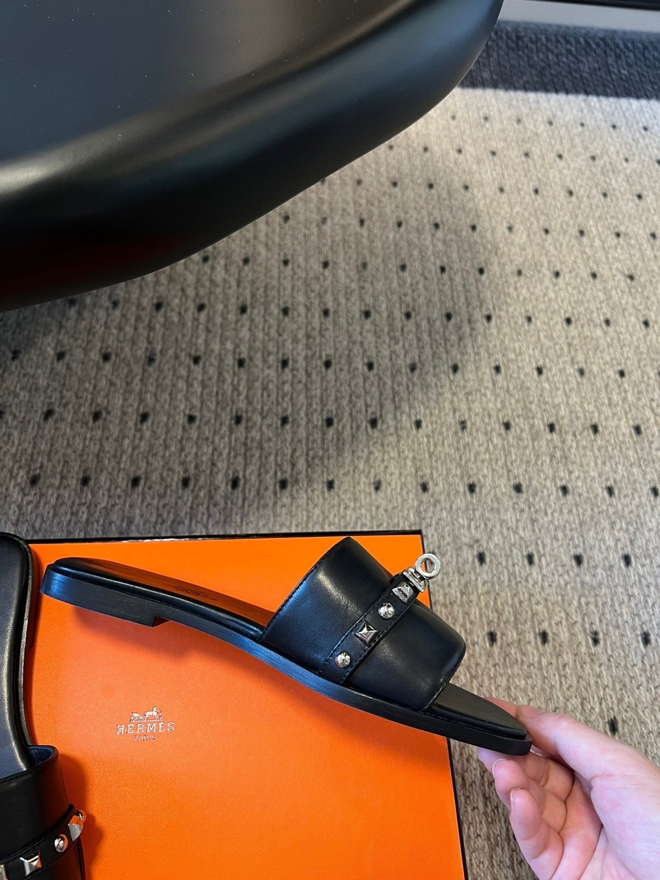 GIULIA FLAT SANDAL IN BLACK CALFSKIN