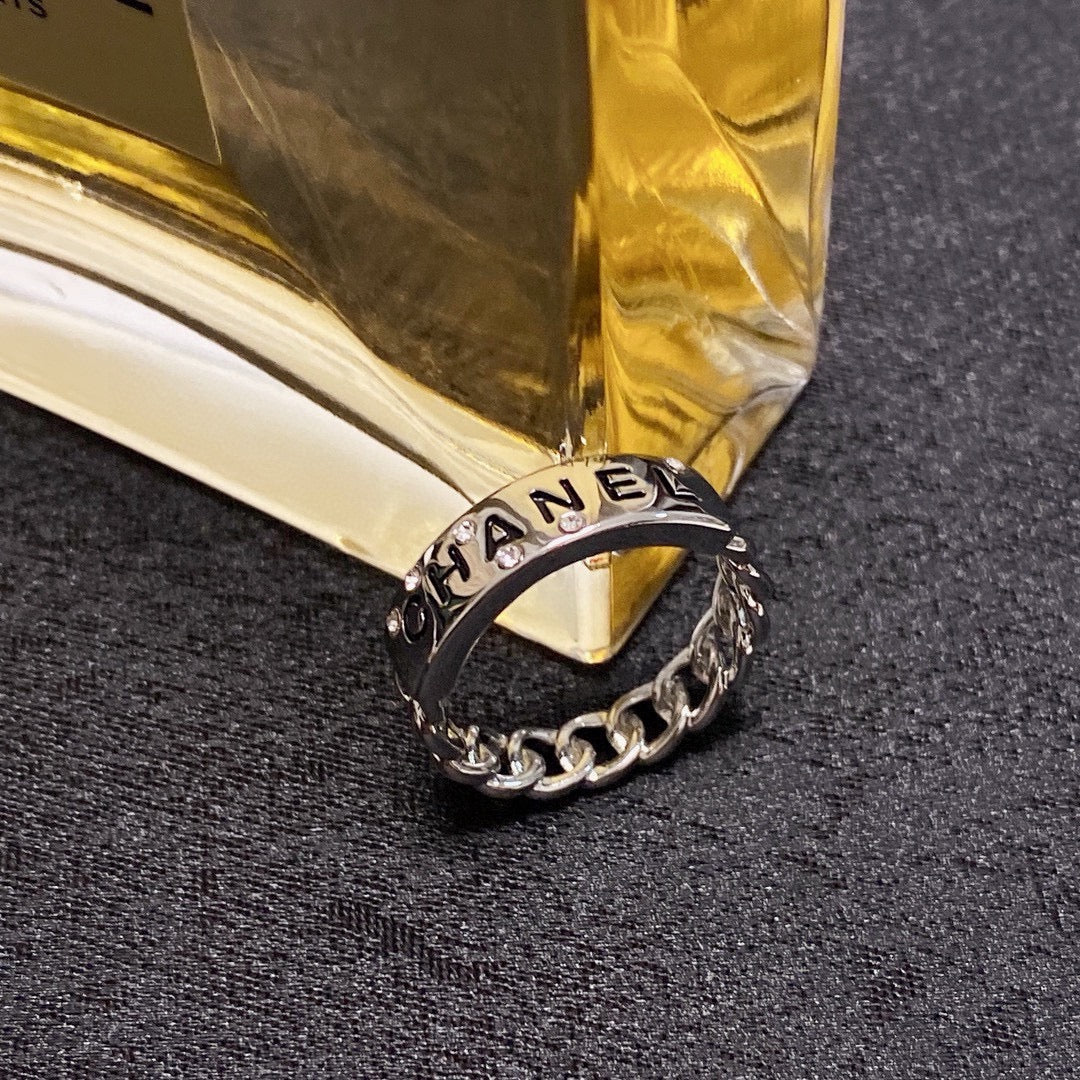 CC RING LETTER DOUBLE C IN SILVER DIAMOND BLACK EMBOSSED LOGO