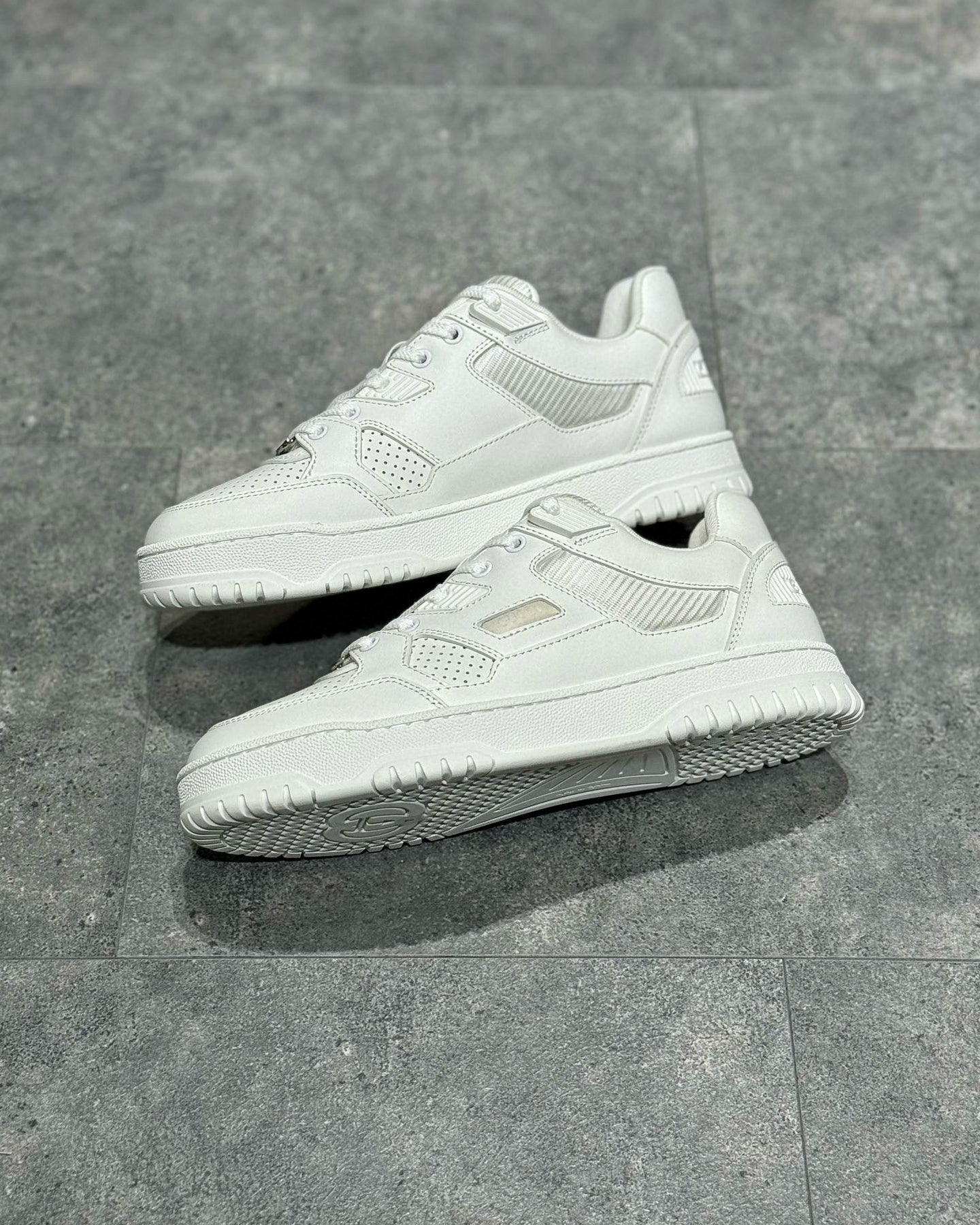 GUC Sneakers