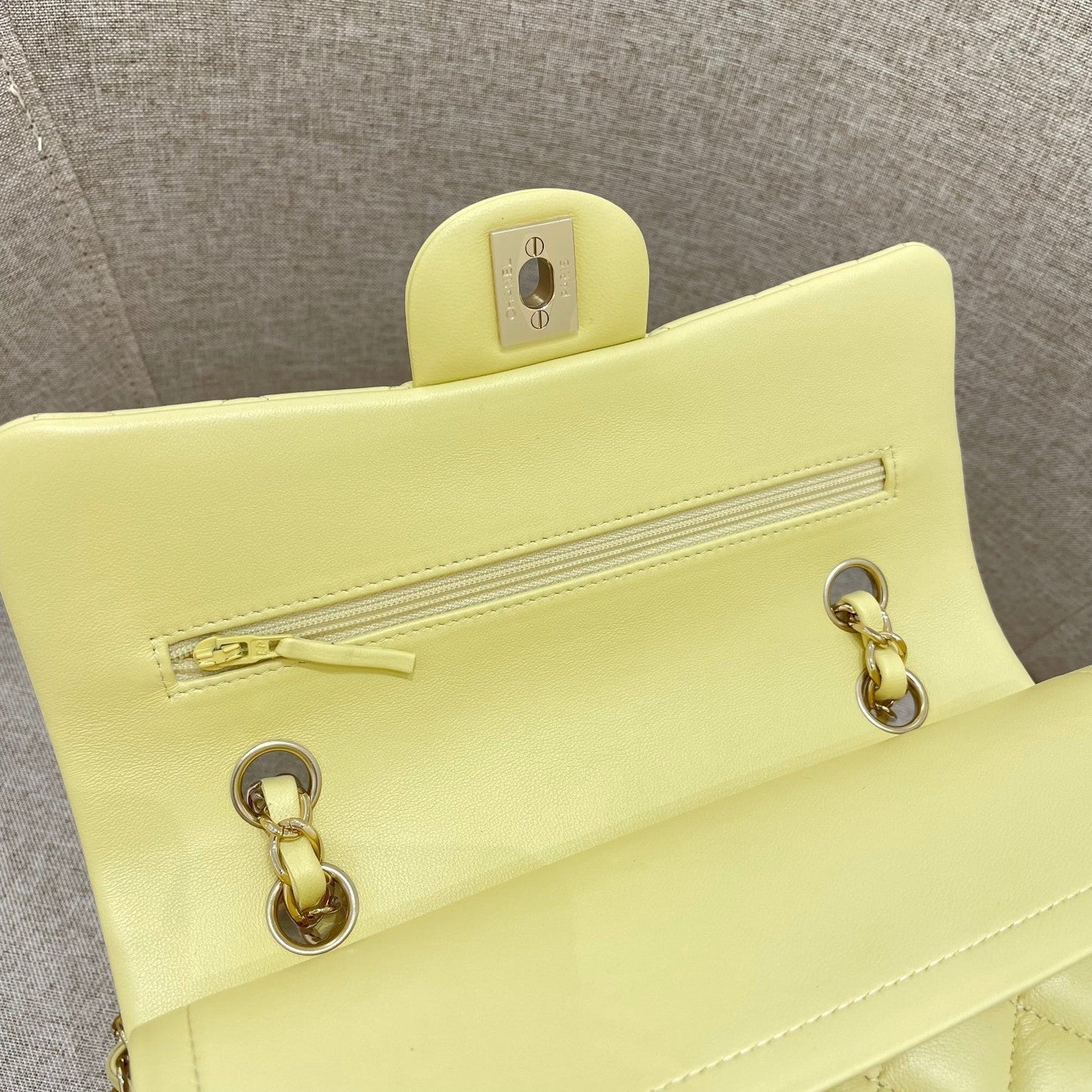 FLAP BAG 23CM PASTEL YELLOW LAMBSKIN GOLD HARDWARE