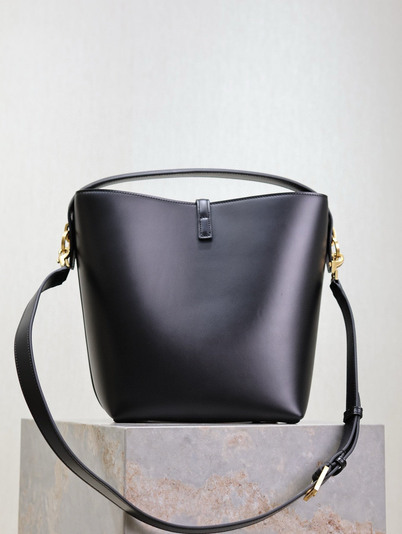 LE 37 MEDIUM BUCKET BAG 26 IN BLACK CALFSKIN GOLD HARDWARE