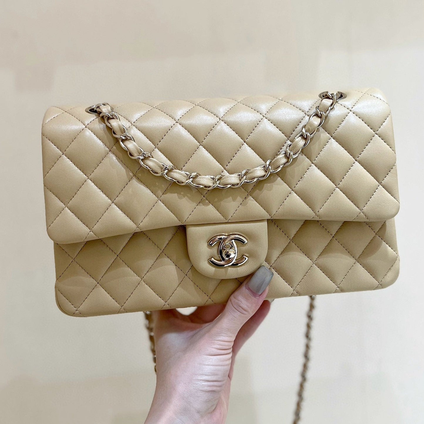 FLAP BAG 25 IN BEIGE LAMBSKIN GOLD HARDWARE
