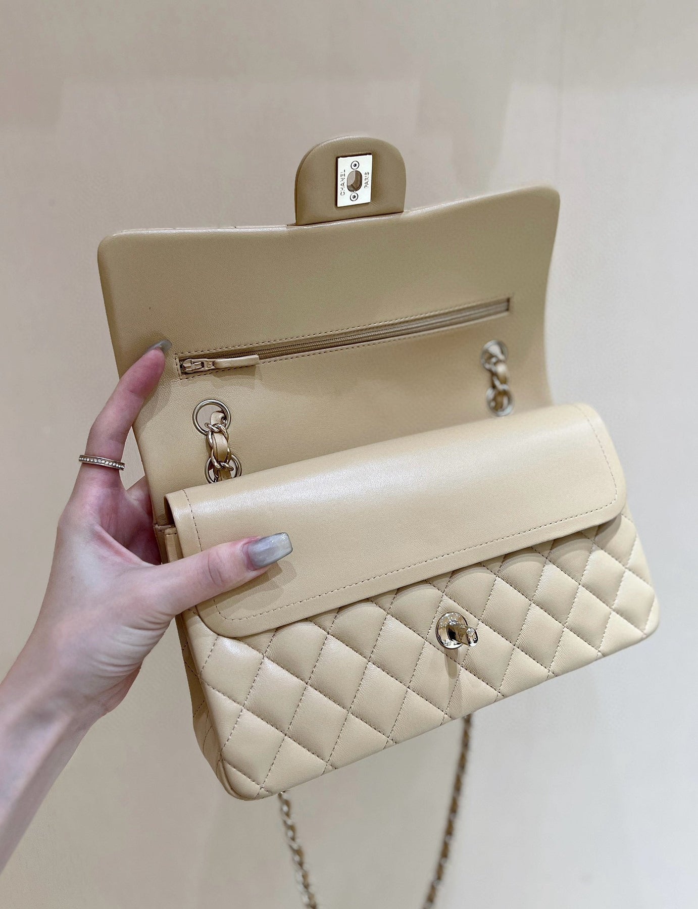 FLAP BAG 25 IN BEIGE LAMBSKIN GOLD HARDWARE