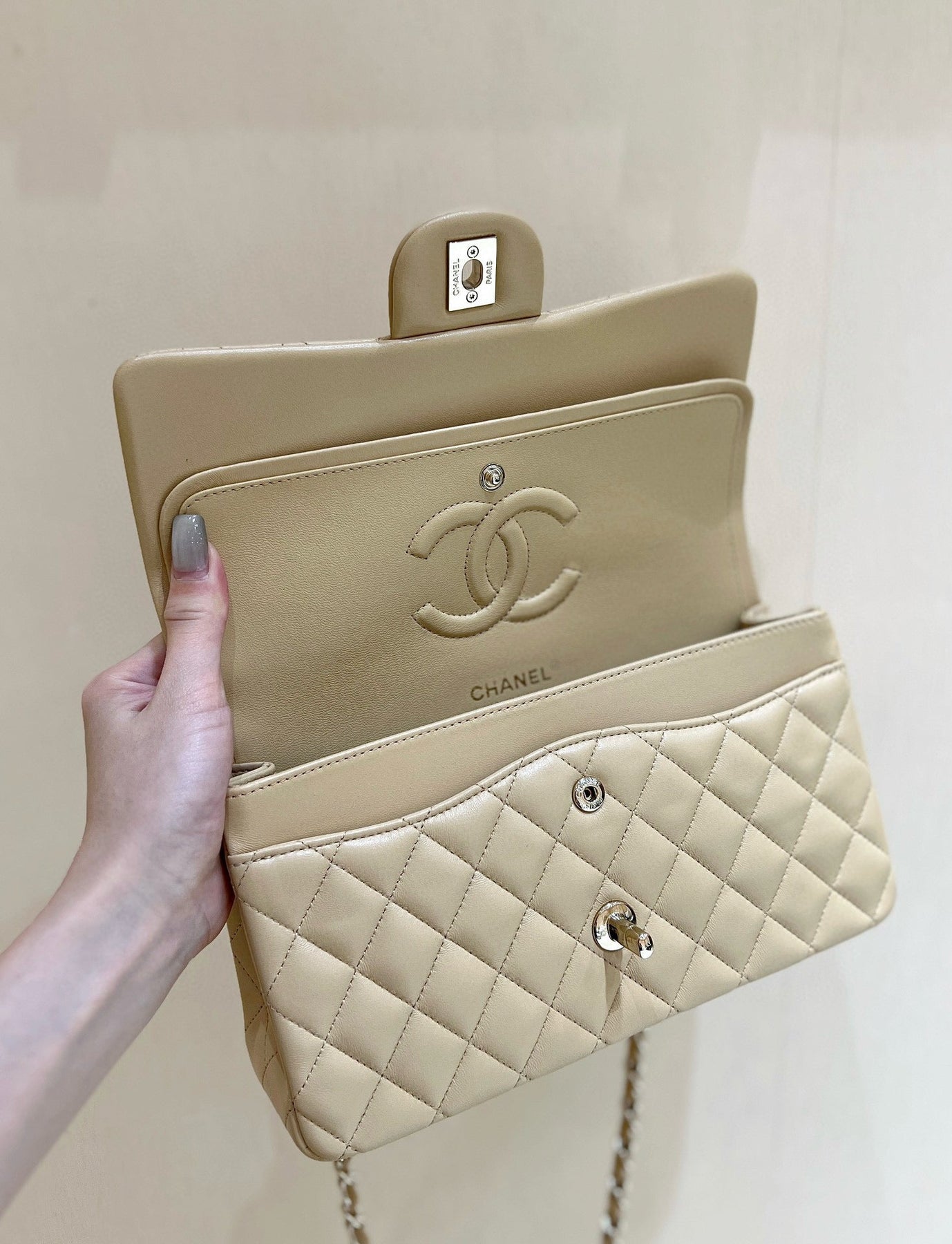 FLAP BAG 25 IN BEIGE LAMBSKIN GOLD HARDWARE