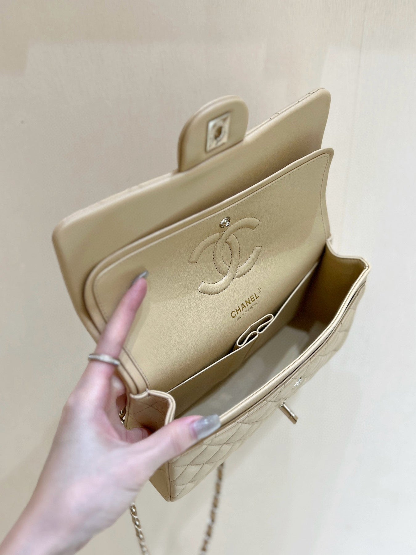 FLAP BAG 25 IN BEIGE LAMBSKIN GOLD HARDWARE