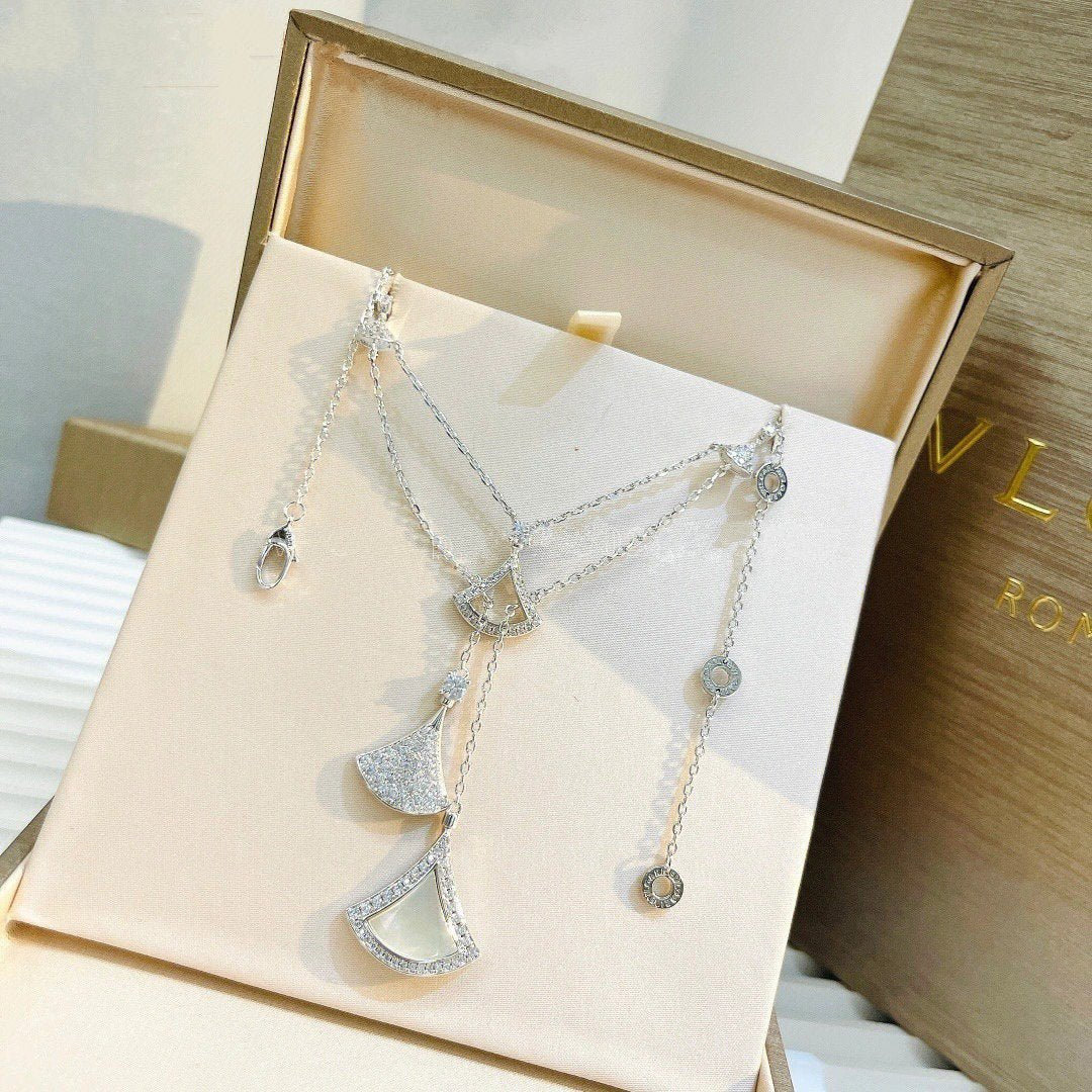 DREAM NECKLACE 3 MOTIF WHITE MOP DIAMOND