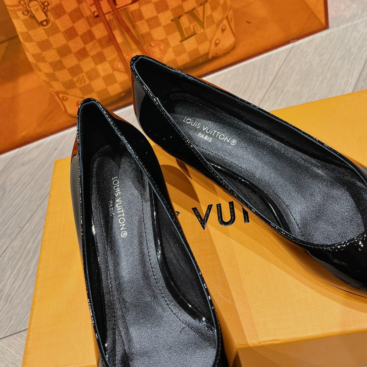 LV SINGLE LOW HEEL PUMP SHINY BLACK