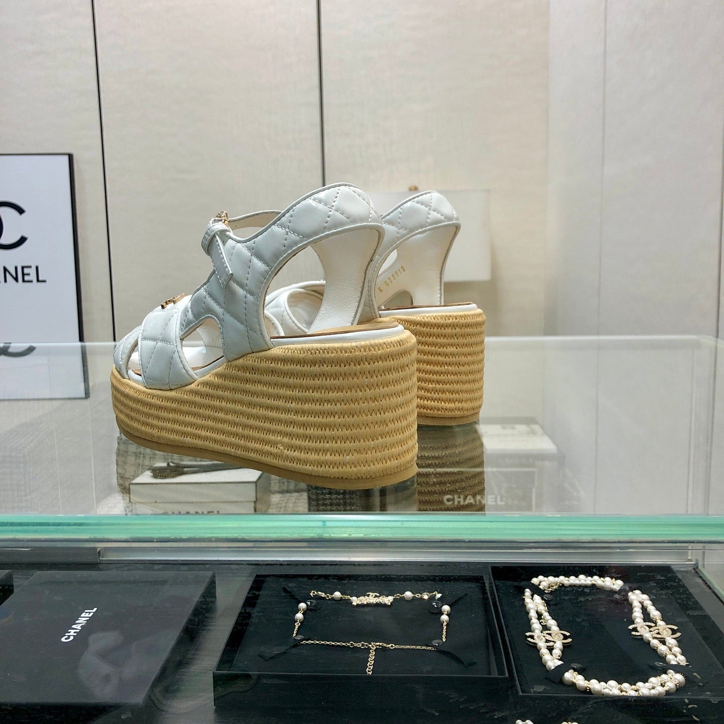 PEEP-TOE THICK SOLE SANDALS IN WHITE PATENT LAMBSKIN