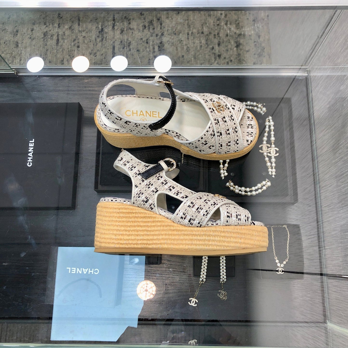 PEEP-TOE THICK SOLE SANDALS IN WHITE MIX BLACK WOVEN FABRIC