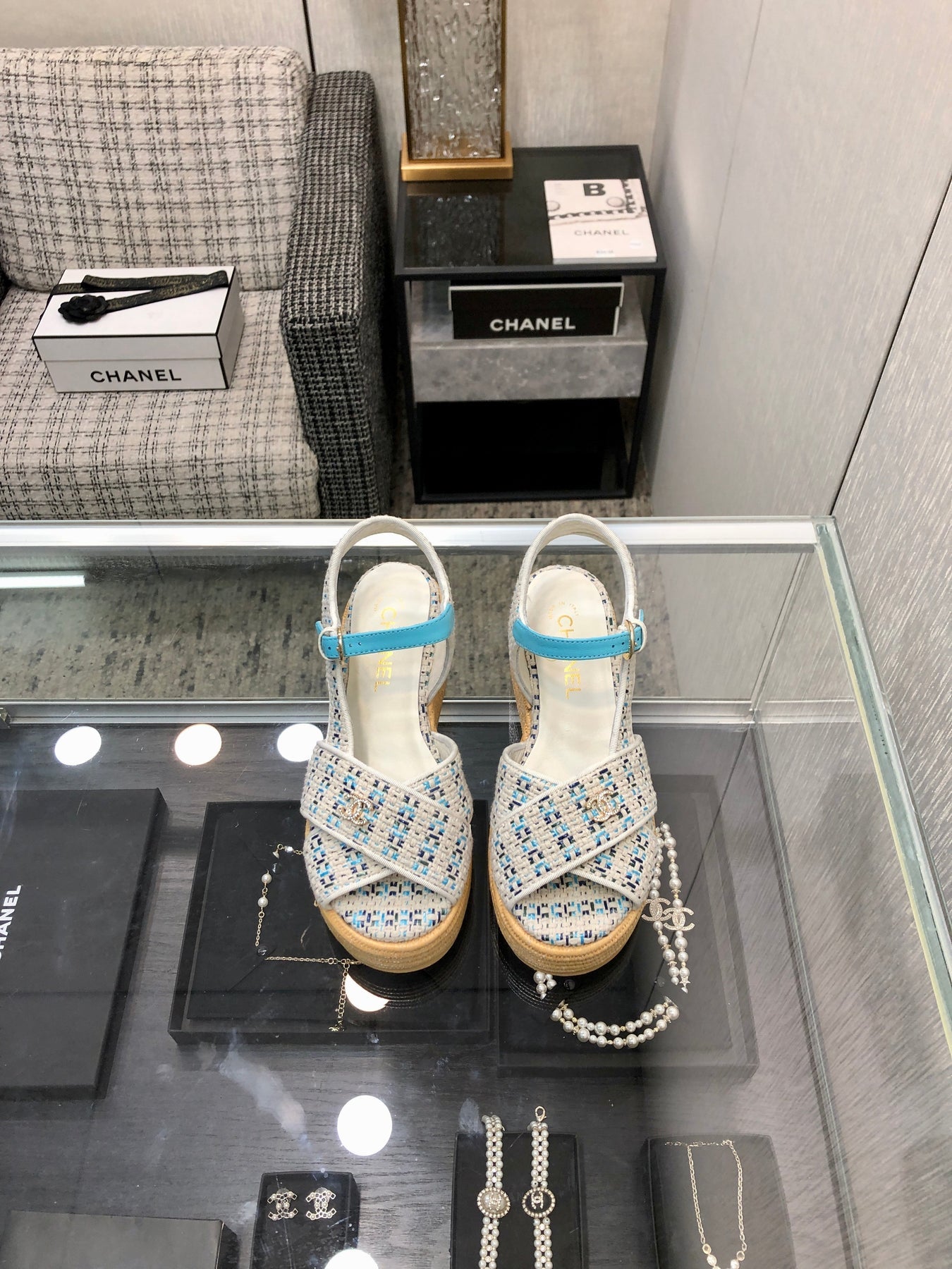 PEEP-TOE THICK SOLE SANDALS IN WHITE MIX BLUE WOVEN FABRIC