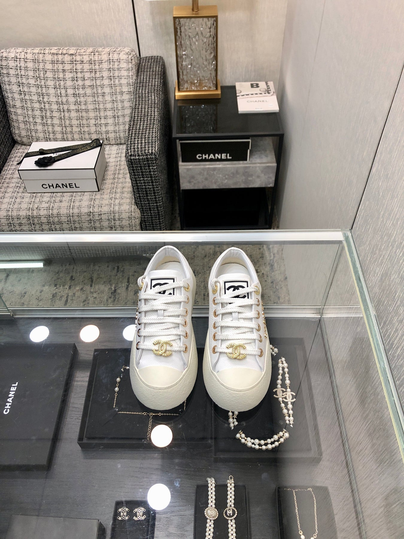 CASUAL SNEAKER IN WHITE LAMBSKIN WITH GOLD LOGO