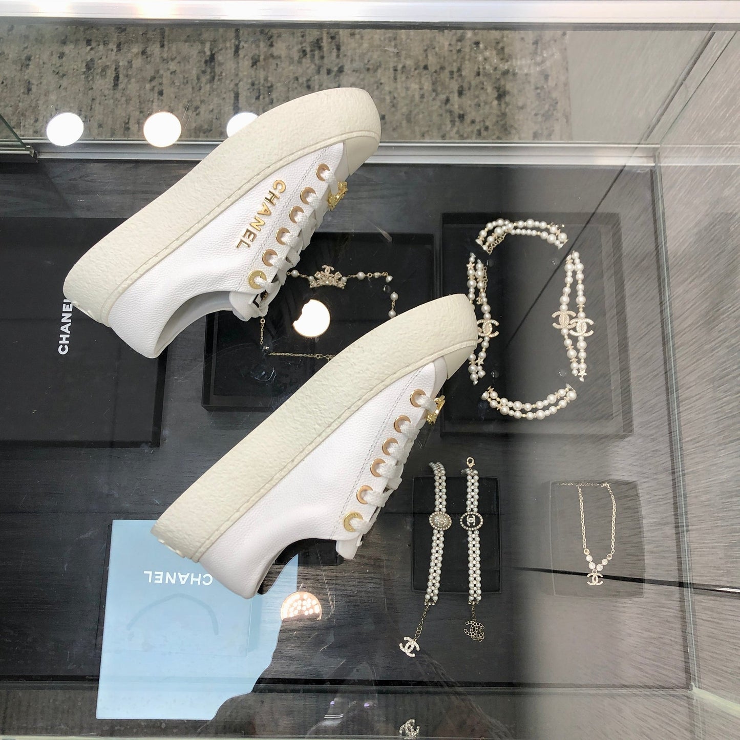 CASUAL SNEAKER IN WHITE LAMBSKIN WITH GOLD LOGO