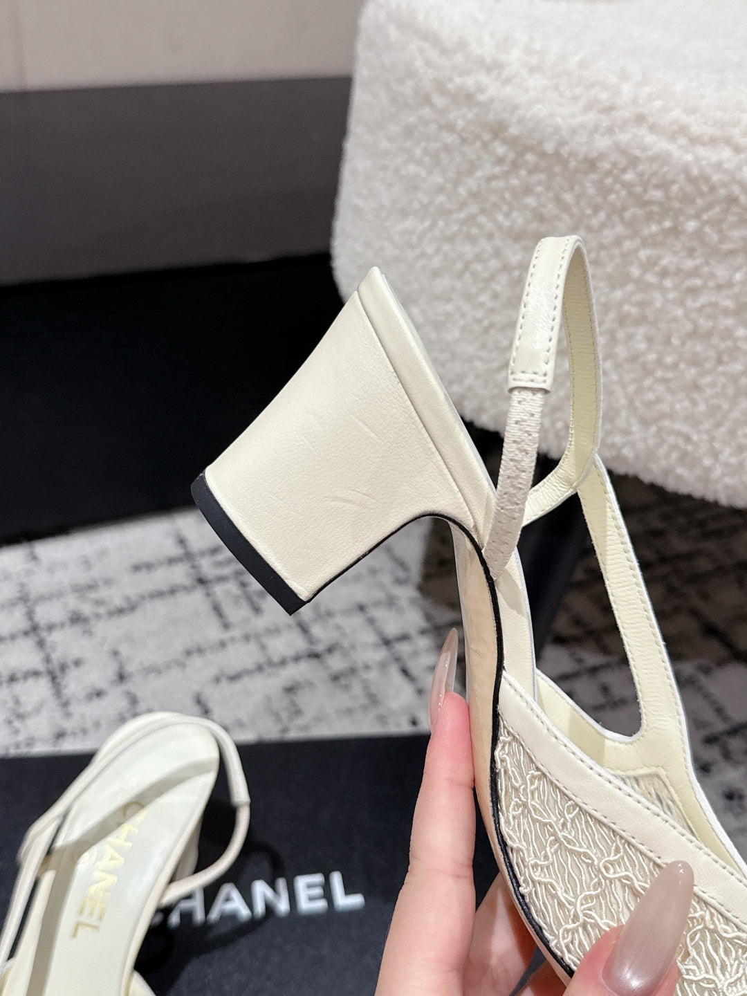 HIGH SLINGBACK 25S IN OFF WHITE FABRIC AND BLACK CALFSKIN CANVAS