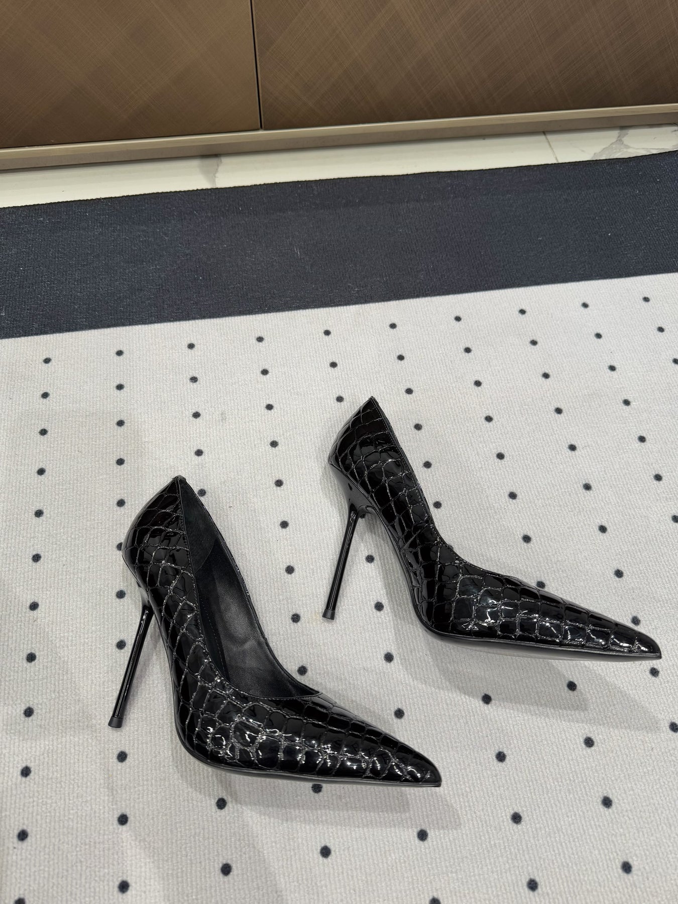 NORMA PUMPS IN BLACK CROCODILE PATTERN SHEEPSKIN