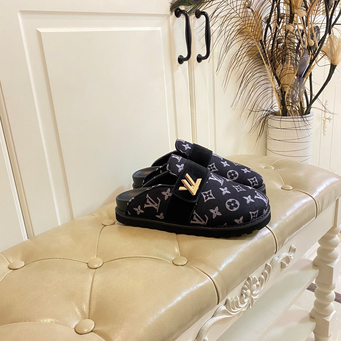 COSY FLAT COMFORT CLOG IN BLACK MONOGRAM FABRIC