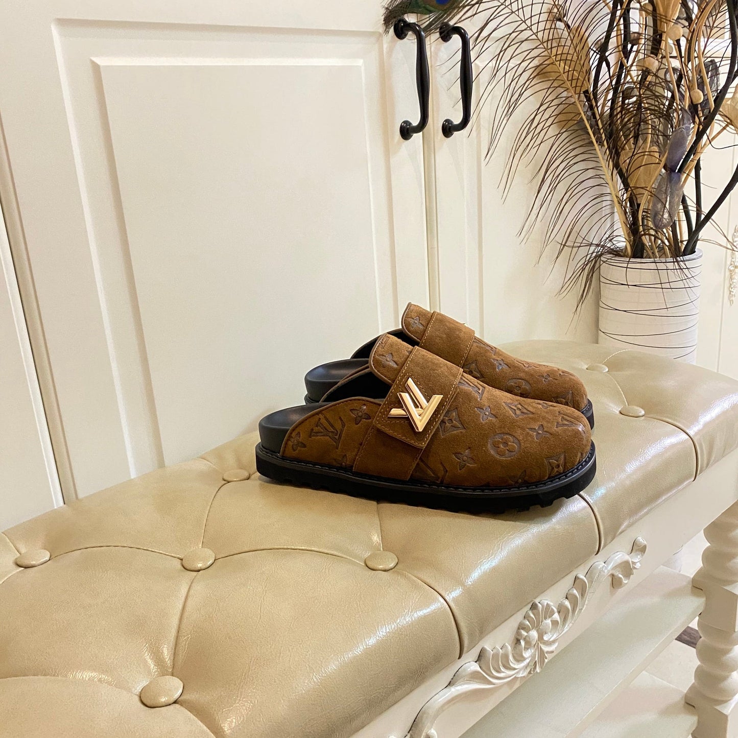 COSY FLAT COMFORT CLOG IN CHOCOLATE BROWN EMBOSSED SUEDE
