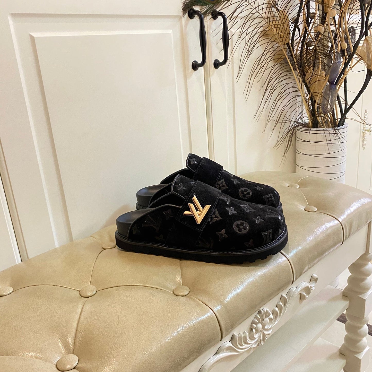 COSY FLAT COMFORT CLOG IN BLACK EMBOSSED SUEDE