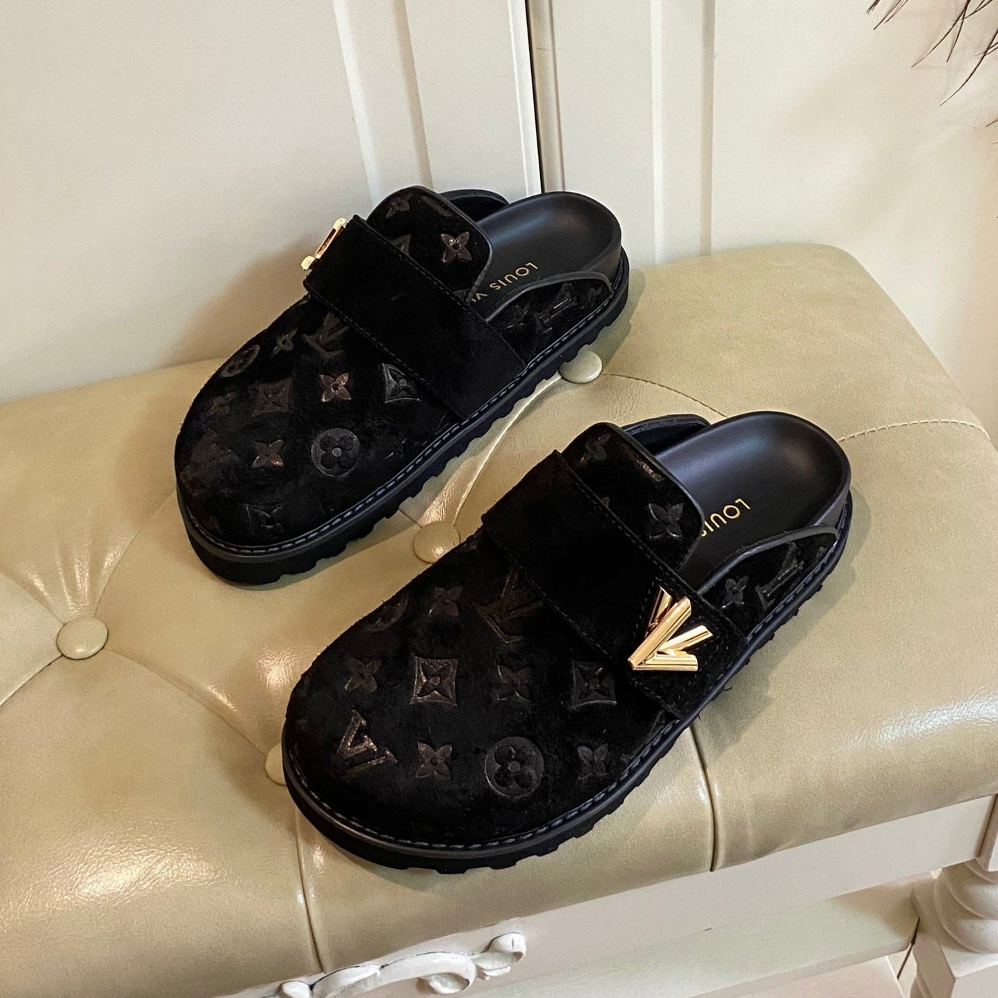 COSY FLAT COMFORT CLOG IN BLACK EMBOSSED SUEDE