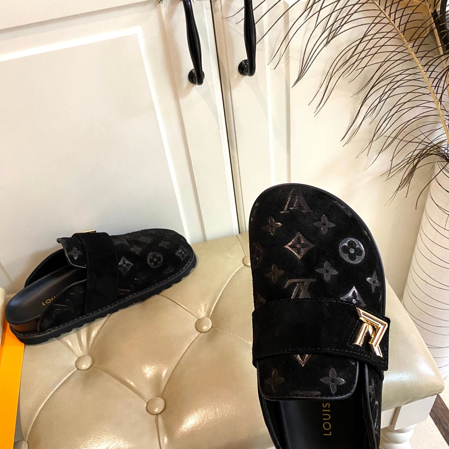 COSY FLAT COMFORT CLOG IN BLACK EMBOSSED SUEDE